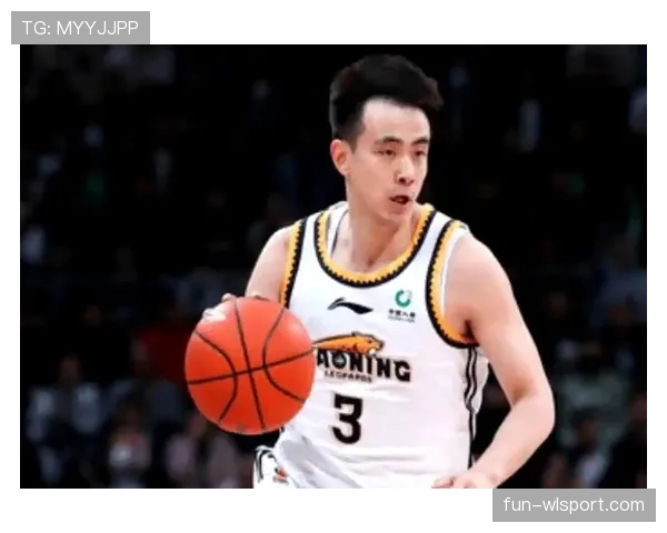 赵继伟又顶着一堆广告出场了，感觉比打球还忙碌一样！