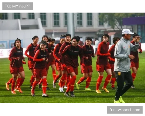 队友掷界外球回传门将，为何不算违例？